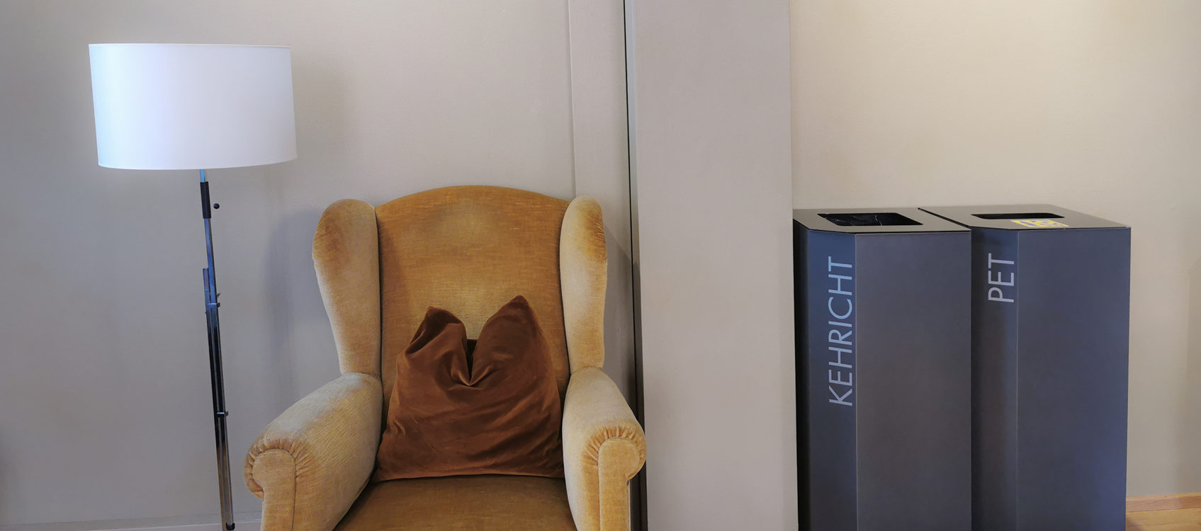 Health Care Point, Hygienestation mit UVC LED zur Desinfektion, Schutzhandschuhe, Masken und Desinfektionsmittel. Berührungslose Abfallstation